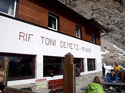 Die Ostseite der Toni-Demetz-Hütte