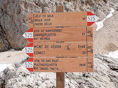 Hinter der Hütte bleiben wir auf dem Weg 525 zur Langkofelhütte 
