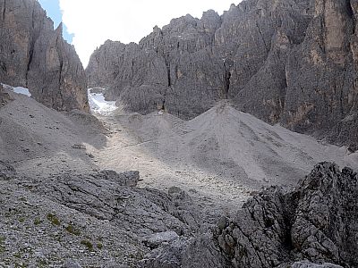 Deutlich ist der Zustieg in den Schotterfeldern zu sehen.