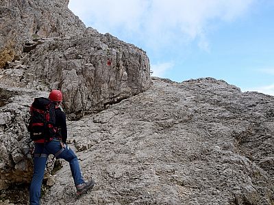 Über eine Rampe gewinnen wir schnell an Höhe