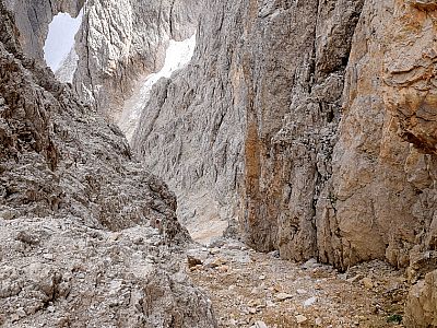 In der Rinne (von unten) rechts bei der Markierung bleiben