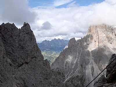 Im Nordosten zeigen sich die Geislerspitzen