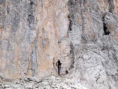 Zahlreiche Drahtbügel ...
