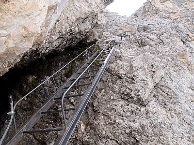 ... und eine Leiter erleichtern den steilen Aufstieg.