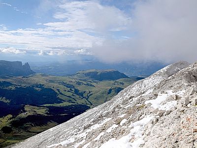 Der Ausblick nach Westen auf die Schlerngruppe mit der Seiseralm