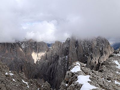 Der Zahnkofel (it. Dente) versteckt sich in einer Wolke
