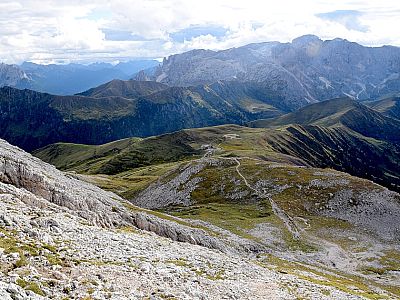 Die Plattkofelhütte vor der Rosengartengruppe