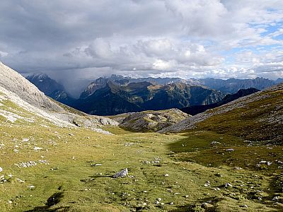 ... und steigen zunächst auf einer Almwiese, ... 