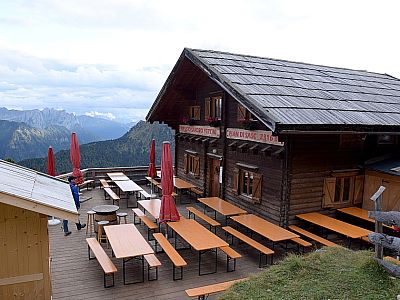 In der Sandro Pertini Hütte gönnen wir uns unser verspätetes Gipfelbier