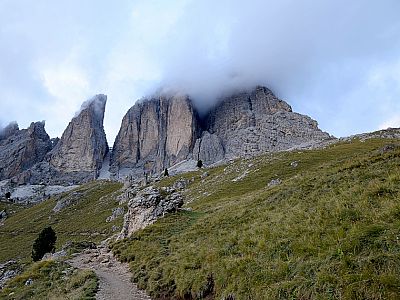 ... während hinter uns die Langkofelgruppe in Wolken gehüllt bleibt