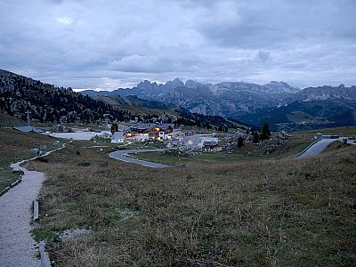 ... bevor wir die Passtraße mit dem Sellajochhaus  erreichen