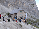 ... erreichen wir die Langkofelhütte.