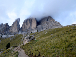 ... während hinter uns die Langkofelgruppe in Wolken gehüllt bleibt
