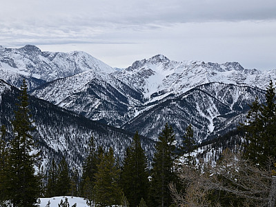 Mittlerweile haben sich die Wolken an den Solsteinen (links im Bild) verzogen