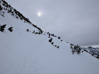 Wir halten uns rechts und steigen auf die Schulter, südöstlich des Gipfels auf