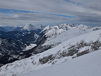 Rechts von der Hohen Munde zeigt sich der markante Zacken der Gehrenspitze