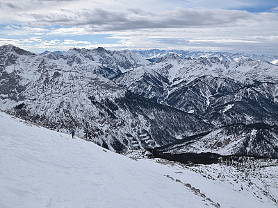 Ein Meer an Gipfeln zeigt sich im Süden