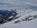 Rechts von der Hohen Munde zeigt sich der markante Zacken der Gehrenspitze