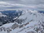 Wunderschön ist der Blick vom Gipfel auf die Mieminger Kette und auf das Wettersteingebirge