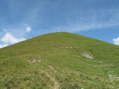 Über den grasigen Rücken bergauf