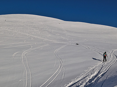 Die nicht zu steilen Hänge erlauben viele Variationen bei der Abfahrt
