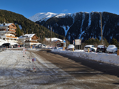 Die Parkplätze an der Skihütte sind gut gefüllt, die Anreise mit dem Bus ist ratsam