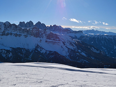 Hinter den Geislern taucht der Langkofel auf, rechts daneben die Rosengartengruppe