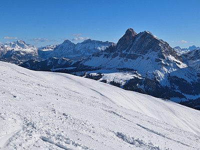 Zehner und Neunerspitze sind links vom Peitlerkofel zu sehen