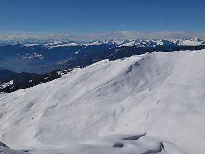 Der Blick nach Westen auf das Skigebiet der Plose
