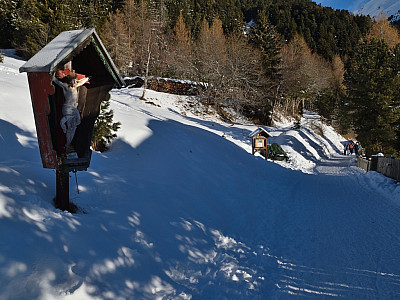 An einem Wegkreuz vorbei starten wir nach Nordosten