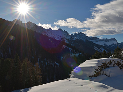Im Süden zeigen sich die Geisler mit dem Sass Rigais, weiter rechts der Inneraschötz