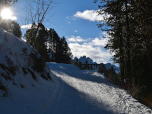Unschwer steigen wir auf dem breiten Weg Richtung Schatzerhütte auf