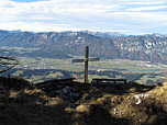 Das Gipfelkreuz mit Blick ins Inntal...