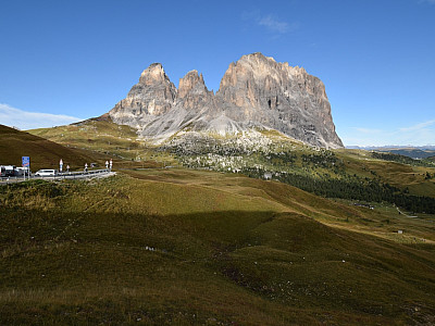 Im Westen glänzt die Langkofelgruppe in der Sonne