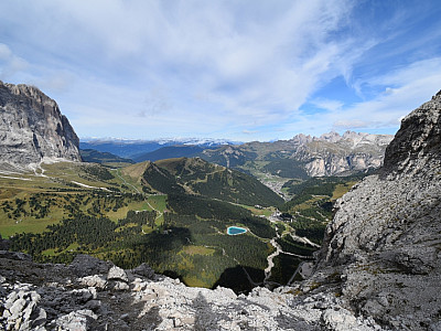 Der Ausblick über Wolkenstein hinweg zur Geislergruppe