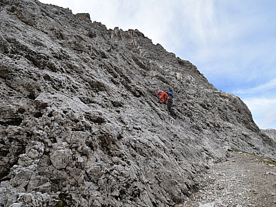 Moderat geht es ein wenig im A-Gelände am Seil weiter ...