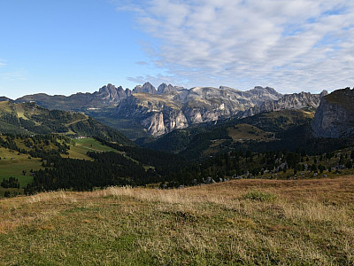Im Norden zeigen sich die Geislerspitzen