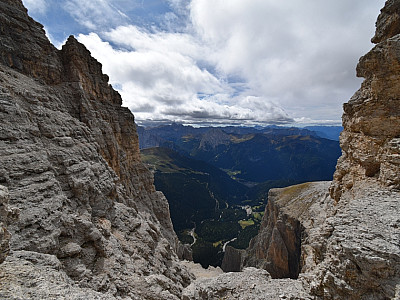 Nochmal der Ausblick zurück auf das bröselige Gestein