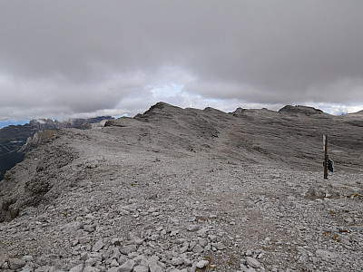 Die weitreichenden Kiesfelder prägen die Gipfellandschaft