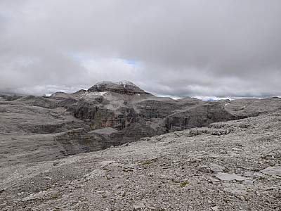 Kurz zeigt sich der höchste Gipfel der Sellagruppe, der Piz Boe