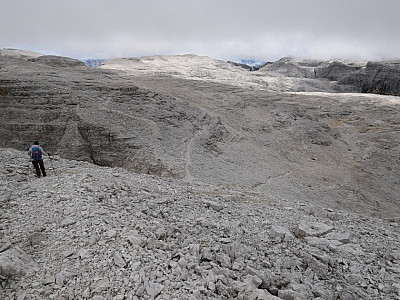 Wir steigen zum nächsten Sattel ab, ...