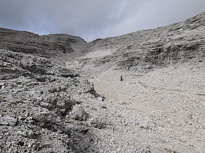 Der Weg vom Piz Miara führt durch einen Einschnitt ....