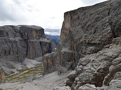Die riesigen Felswände des Val Lasties
