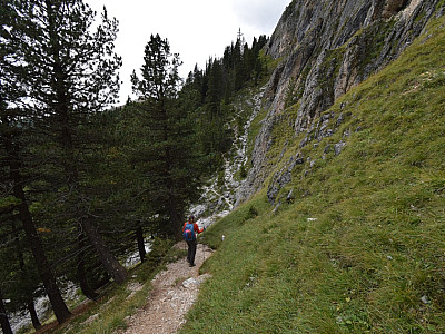 Der Weg führt uns unterhalb der Felsen nach Westen ...