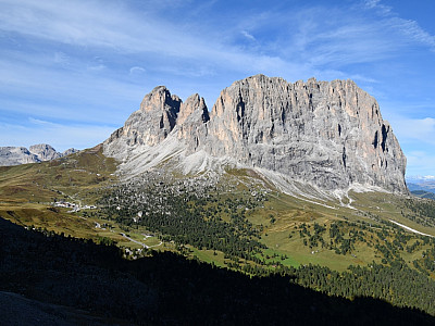 Die Langkofelgruppe prägt die Aussicht nach Westen während des Aufstiegs