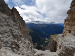 Nochmal der Ausblick zurück auf das bröselige Gestein