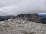 Das schlichte Gipfelkreuz des Piz Selva