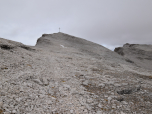 Am Piz Miara finden wir ein riesiges Gipfelkreuz vor.