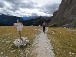 Hier halten wir uns rechts Richtung Passo di Sella