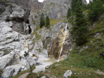 Wir erreichen einen malerischen Wasserfall, ...